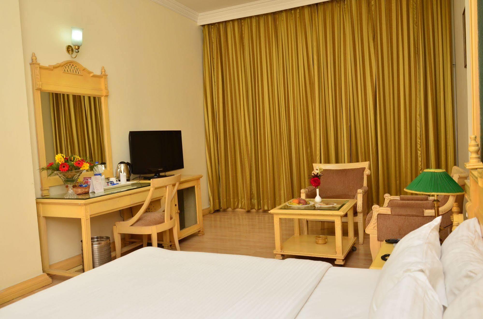 Hotel K C Cross Road Panchkula Exterior foto