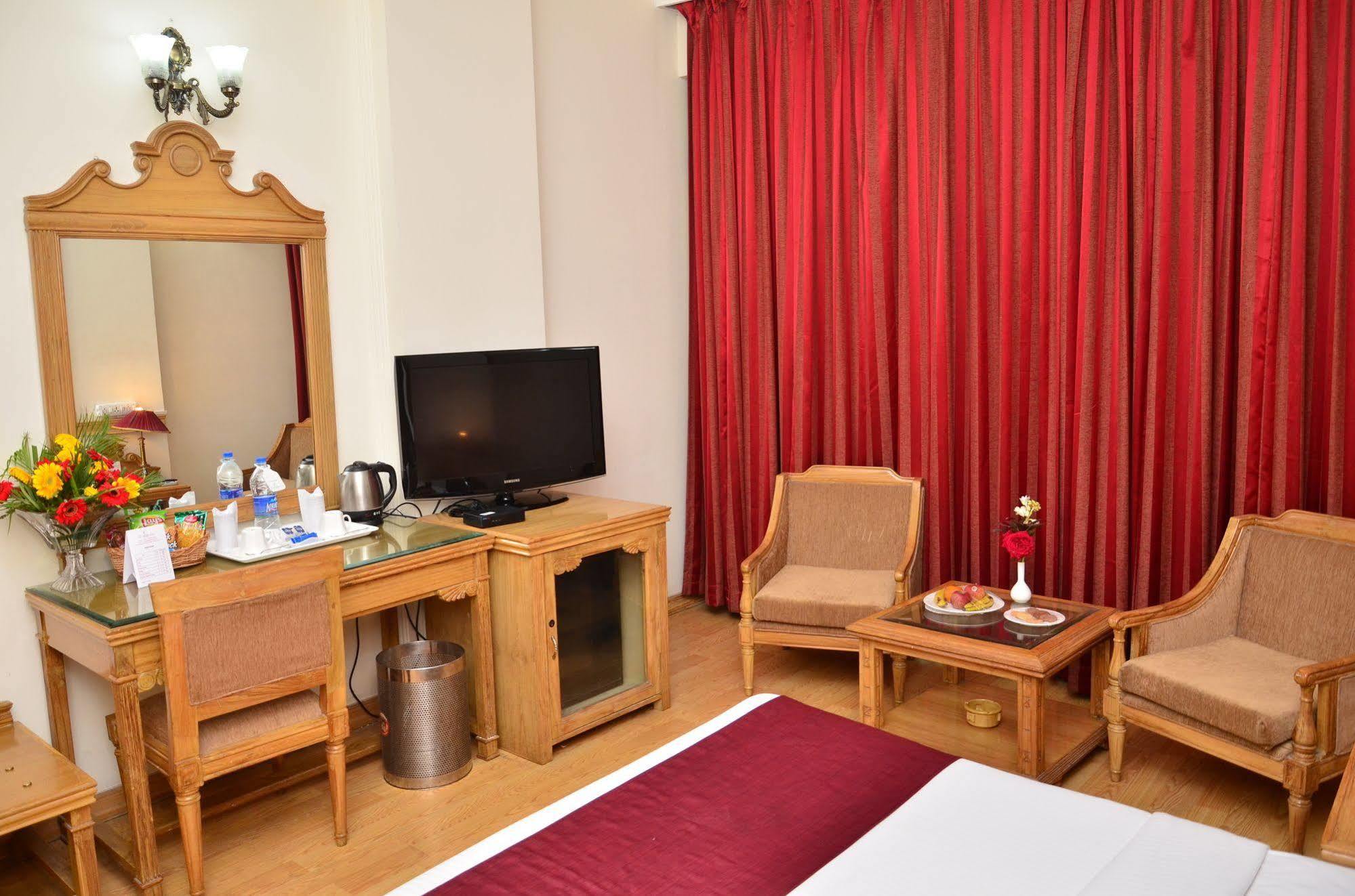 Hotel K C Cross Road Panchkula Exterior foto