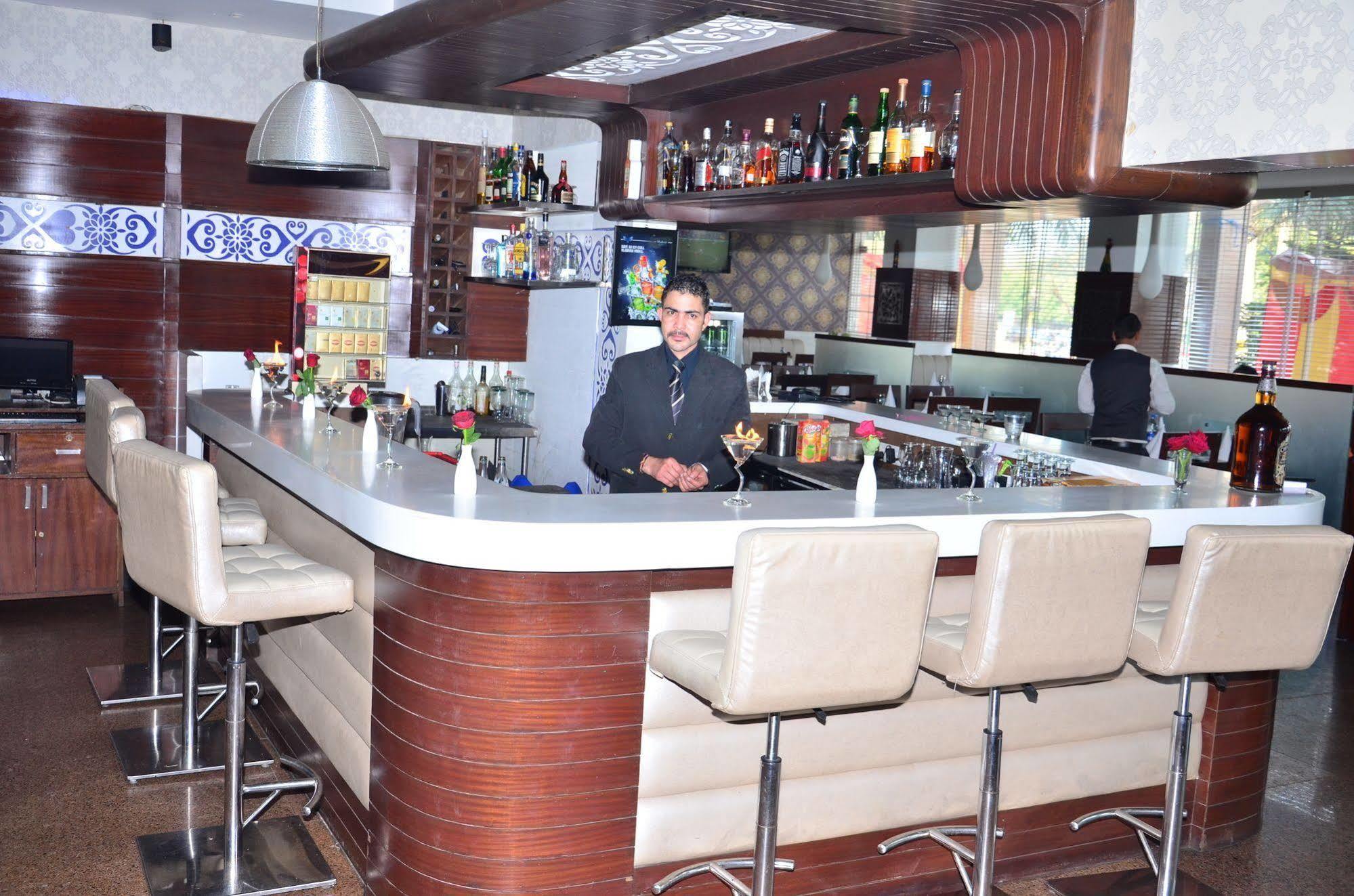 Hotel K C Cross Road Panchkula Exterior foto
